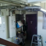 居室外にFF式(強制給排気式）の給湯器を設置して給排気設備改善工事