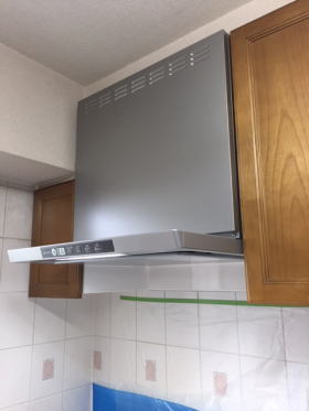 レンジフードの取り替え ブーツ型 ノンフィルタ スリム型tlr 3s Ap601svに 取付高さを上げて交換 中京ガス機器 株 スマホ対応