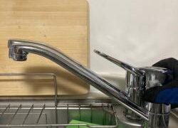 キッチンのシングルレバー混合栓をできるだけ同じ長さの吐水パイプの商品SF-HB420SYXAで交換