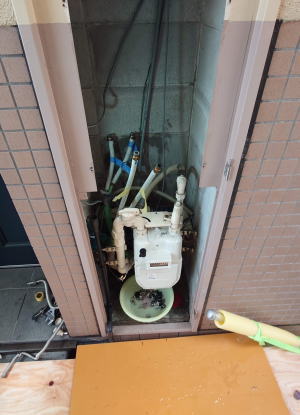 足場を作って既設の暖房給湯器を撤去