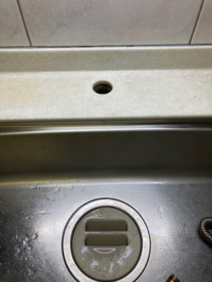 既設の混合栓を取り外し後、お掃除してから取り付けます