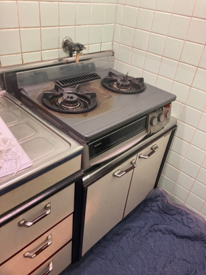 取替前（ナショナル製のガスコンロでバックガードあり）