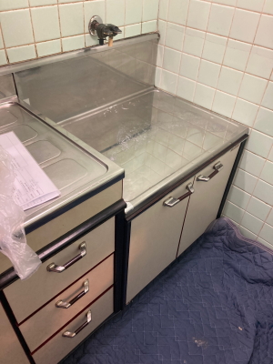 既設のコンロを取り外し後に当社にて簡単にお掃除させていただきます