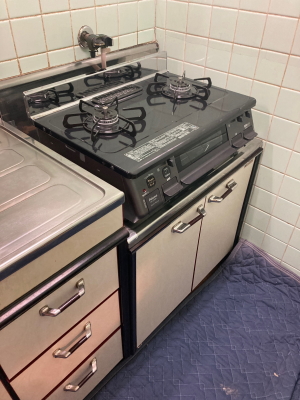 新しいガステーブルコンロの取付完了（純正バックガードも取付け）