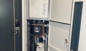 PS扉内設置後方給排気型の給湯器の取替工事(エントツの点検口無し) 既設:RUX-V1615SFFBA-E→RUX-V1615SFFBA(A)-Eで取り替え