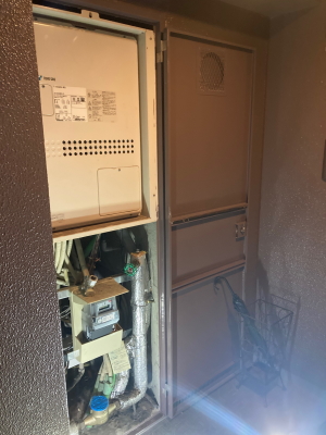 既設：ノーリツ製　FT4203ARS-8-SW3Q（GTH-2434SAWX3H-TB）　PS設置後方給排気型（エントツ用の点検スペースなし）