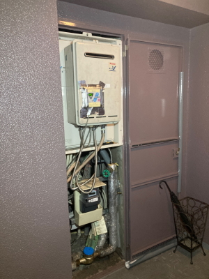 まず貸し出し用の給湯器を仮設してお湯が出る状態まで仮手当