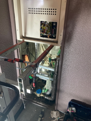 配管等を外して給湯器裏に入るスペースを確保