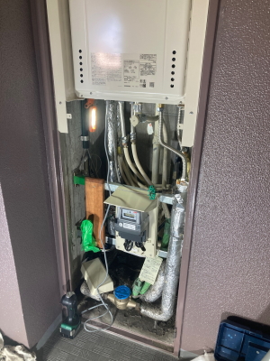 先に電気メーターの復旧をします