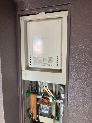 給湯器本体の高さが変わるため、PS取替用金枠の下部化粧板を取付して完了