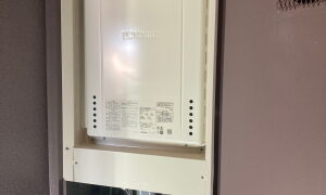 PS扉内設置後方排気型のふろ給湯器の取替工事(エントツの点検口無し) 既設:暖房ふろ給湯器GTH→ふろ給湯器GTで取り替え