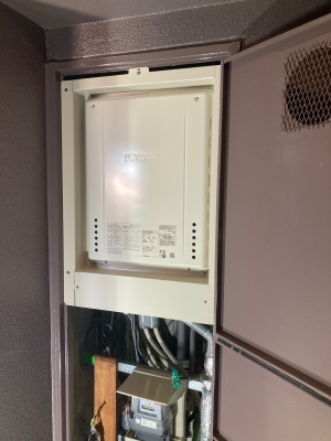 最後にパイプシャフトの扉を取り付けて完了です！