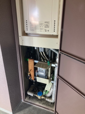 最後にパイプシャフトの扉を取り付けて完了です！