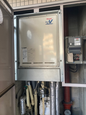 既設：リンナイ製RUF-V2001SAB　PS設置後方排気型（エントツ用の点検スペースあり）