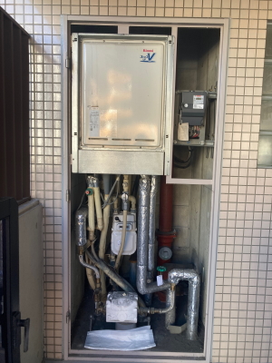 既設：リンナイ製RUF-V2001SAB　PS設置後方排気型（エントツ用の点検スペースあり）