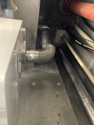 給湯器の裏側に排気筒が接続してあります（PS後方排気延長タイプ）