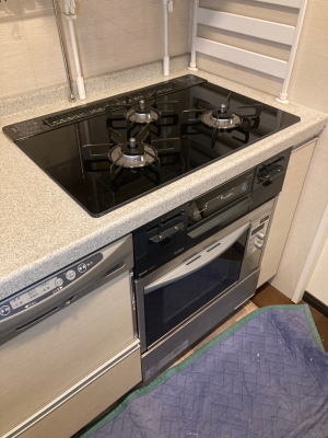 コンロ部分の取付完了 リンナイ製センスシリーズ RB71W36T1RBW