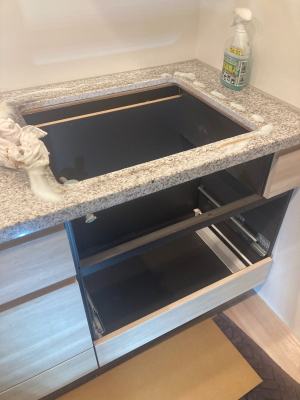 ▼既設のコンロ部分を取り外し後に当社にてお掃除させていただきます