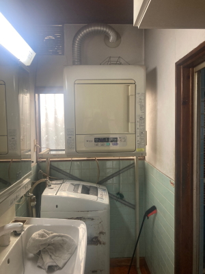 既設LAD-5A(ナショナル製の乾燥量5kgタイプ) ユニット台も交換します