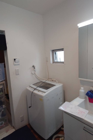 既設状況　洗面室の洗濯機上にガス衣類乾燥機　RDT-93　を新設します。