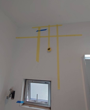 壁穴の位置決めをしているところです