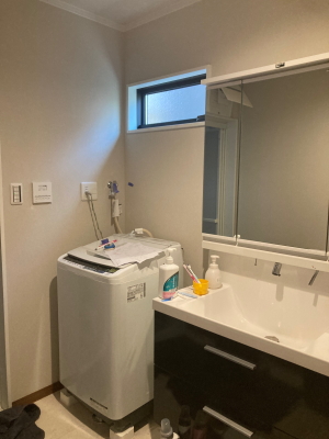 尾張旭市で一戸建ての洗面室の洗濯機上にガス衣類乾燥機RDT-93（9kg乾燥デラックスタイプ）を新設させていただきました。ありがとうございます！ ガス衣類乾燥機を新しく設置する場合はエントツ（排湿管）とガス元栓を新規に設置する必要があるため結構な費用がかかってしまいます。工事は大変ですがガス衣類乾燥機は設置後のお客様の満足度が高い商品のひとつです。 ▼既設状況　洗面室の洗濯機上にガス衣類乾燥機　RDT-93　を新設します。