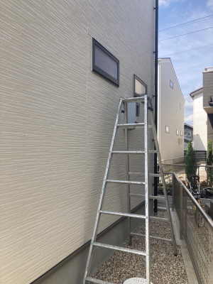 屋外側も穴あけをして排湿筒を取り付けます