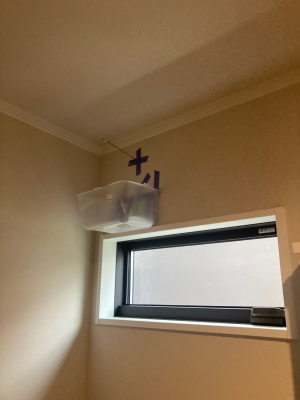 排湿筒用の壁穴の位置決めをして屋内側から穴あけします