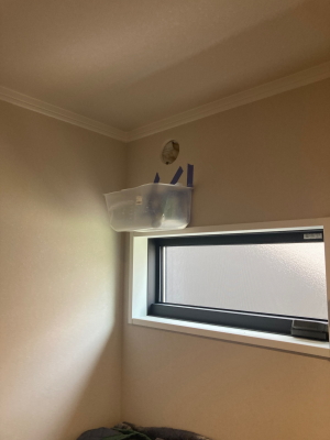 排湿筒用の壁穴の位置決めをして屋内側から穴あけします