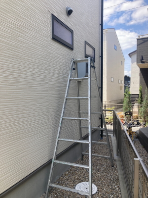 屋外側も穴あけをして排湿筒を取り付けます