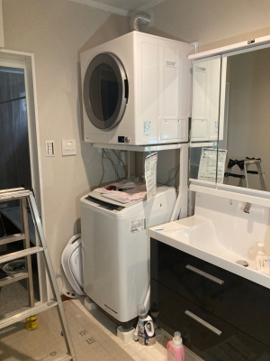 専用台（高）を置いて、専用台の上にガス衣類乾燥機　RDT-63　を新規設置