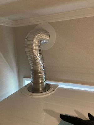 排湿筒の壁貫通穴はできるだけ天井面近くに開けさせていただきました