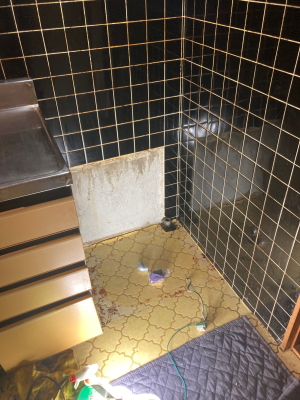既設のオーブンとコンロを取り外し後に当社にてお掃除させていただきます