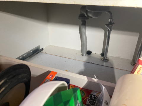 通常は食洗器の下に配管スペース用にキャビネットがあるのですが、キャビネットがありません。